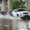 Khu vực trước cửa Đền Voi Phục ngập úng cục bộ sau trận mưa lớn. (Ảnh: Lê Đông/TTXVN)
