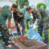 Lực lượng tham gia dùng xẻng và các dụng cụ chuyên dụng để khai quật phần mộ liệt sỹ. (Ảnh: Xuân Tư/TTXVN)