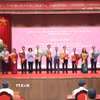 Chủ tịch Hội đồng Nhân dân thành phố Hà Nội Phùng Thị Hồng Hà và Phó Bí thư Thành ủy Hà Nội Nguyễn Văn Phong trao các quyết định của Ban Thường vụ Thành ủy Hà Nội cho các đồng chí. (Ảnh: Văn Điệp/TTXVN)