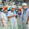 Chuyên gia Nhật Bản trao đổi công việc với công nhân Việt Nam tại Công ty TNHH Yokoi Muold Việt Nam (vốn đầu tư của Nhật Bản) trong khu công nghiệp Đình Trám. (Ảnh: Thành Đạt/TTXVN)