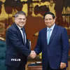Thủ tướng Phạm Minh Chính tiếp ông Nitin Kapoor, Chủ tịch kiêm Tổng Giám đốc AstraZeneca Việt Nam. (Ảnh: Dương Giang/TTXVN)