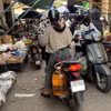 Dầu ăn giá rẻ loại 10-20 lít vẫn được các quán hàng sử dụng. (Ảnh: Sĩ Dũng/Vietnam+)
