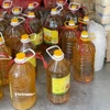 Dầu ăn giá rẻ được bày bán tràn lan tại các chợ đầu mối. (Ảnh: Sĩ Dũng/Vietnam+)