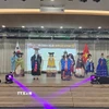 Tiết mục trình diễn Hanbok của các nghệ sỹ Hàn Quốc tại chương trình. (Ảnh: Đức Thắng/TTXVN)