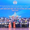 Ủy viên Ban Chấp hành Trung ương Đảng, Phó Thủ tướng Chính phủ Hồ Quốc Dũng và Tiến sỹ Cao Xuân Thu Vân, Bí thư Đảng ủy, Chủ tịch Liên minh Hợp tác xã Việt Nam, Phó Ban Chỉ đạo Quốc gia về kinh tế tập thể trao giải Ngôi sao Hợp tác xã lần thứ 3 năm 2026 cho các hợp tác xã xuất sắc. (Ảnh: Lê Đông/TTXVN)