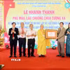 Trao bằng công nhận kỷ lục châu Á cho chùa Cương Xá là "ngôi chùa có hệ thống tường đá khắc chữ Vạn nhiều nhất châu Á." (Ảnh: Mạnh Tú/TTXVN)