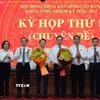 Lãnh đạo Hội đồng Nhân dân, Ủy ban Nhân dân tỉnh Cao Bằng tặng hoa chúc mừng ông Lương Tuấn Hùng (thứ tư từ trái sang). (Ảnh: Chu Hiệu/TTXVN)
