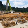 Nhà thầu xây dựng trường nội trú liên cấp xã Hạ Lang huy động nhiều máy móc, phương tiện hiện đại vào thi công để đẩy nhanh tiến độ công trình. (Ảnh: Quốc Đạt/TTXVN)