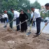 Phó Thủ tướng Phạm Thị Thanh Trà và các đại biểu động thổ khai quật. (Ảnh: Dư Toán/TTXVN)