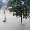 Các tuyến đường ngập sâu trong nước do cơn mưa kéo dài từ 19h ngày 20/6. (Ảnh: Trần Trang/TTXVN)