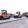 Nhà thầu tổ chức thi công thảm nhựa những mét cuối cùng trên tuyến cao tốc Vạn Ninh-Cam Lộ đoạn qua tỉnh Quảng Bình. (Ảnh: Quốc Khánh/TTXVN)
