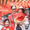 Nhiều người dân lưu lại khoảnh khắc với hình ảnh cờ Tổ quốc tại phố Hàng Mã, phường Hoàn Kiếm, Hà Nội. (Ảnh: Khánh Hòa/TTXVN)