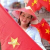 Người dân lưu lại khoảnh khắc với hình ảnh cờ Tổ quốc. (Ảnh: Khánh Hòa/TTXVN)