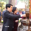Chủ tịch nước Lương Cường và Phu nhân cùng đại biểu kiều bào dâng hương tại Điện Kính Thiên trong Khu Di tích Hoàng Thành Thăng Long, Hà Nội. (Ảnh: Lâm Khánh/TTXVN)