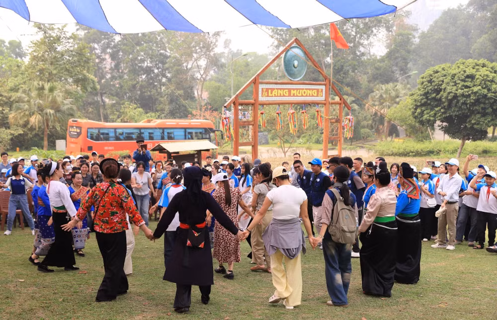 Công chúng cùng các nghệ nhân tay đan tay trong “Vũ điệu kết đoàn,” thể hiện tinh thần đoàn kết, gắn bó keo sơn giữa 54 dân tộc anh em. (Ảnh: Hồng Nhung/Vietnam+)