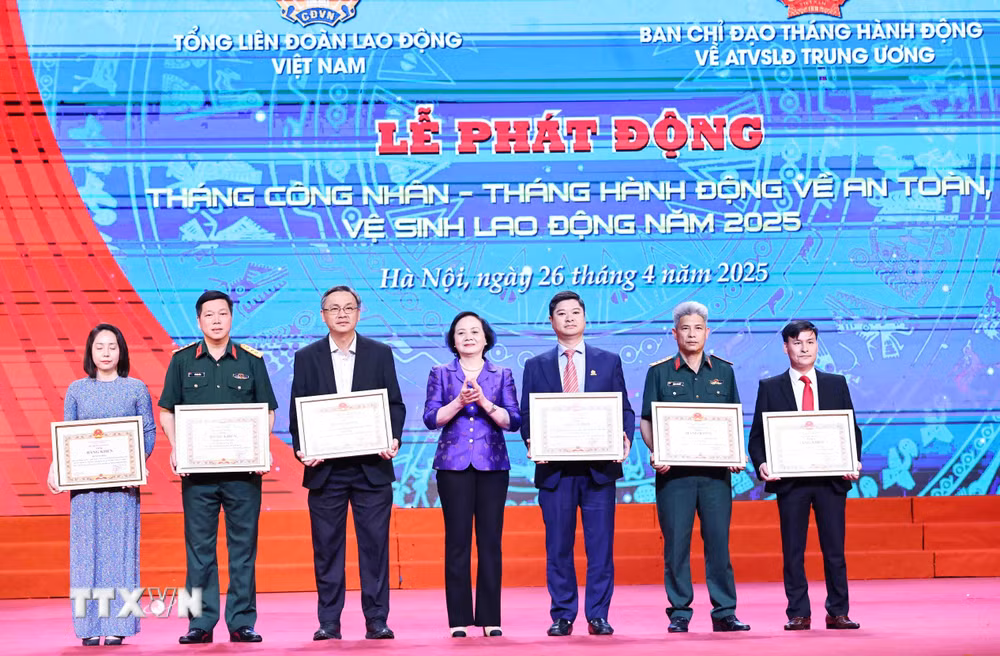 ttxvn-le-phat-dong-thang-cong-nhan-thang-hanh-dong-ve-an-toan-ve-sinh-lao-dong-nam-2025-7996452.jpg
