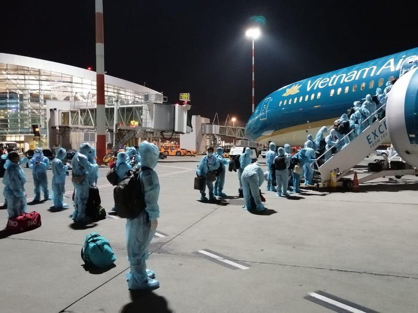 Công dân Việt Nam chuẩn bị lên máy bay từ sân bay Bucharest, Romania về nước.(Ảnh: TTXVN phát)