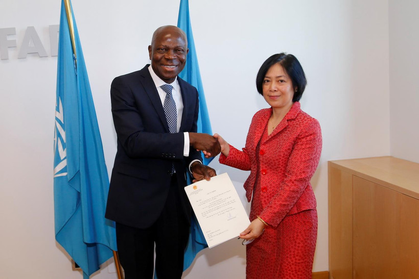 Đại sứ Nguyễn Thị Bích Huệ trình Thư ủy nhiệm đến Chủ tịch IFAD Gilbert Fossoun Houngbo. (Ảnh: Huy Thông/Vietnam+)