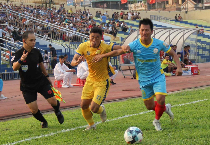 Thanh Hóa (áo vàng) và Sanna Khánh Hòa chia điểm. (Ảnh: Trịnh Duy Hưng/TTXVN)