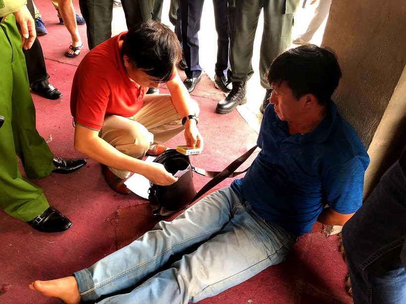 Một đối tượng trong đường dây bị Công an bắt giữ. (Ảnh: TTXVN phát)