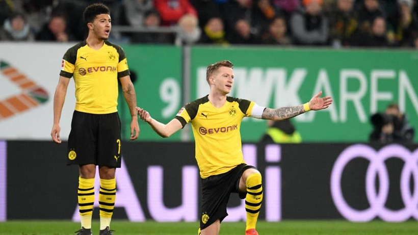 Sancho (trái) và Reus không thể tưởng tượng, chuyện gì đang xẩy ra. (Ảnh: DPA)