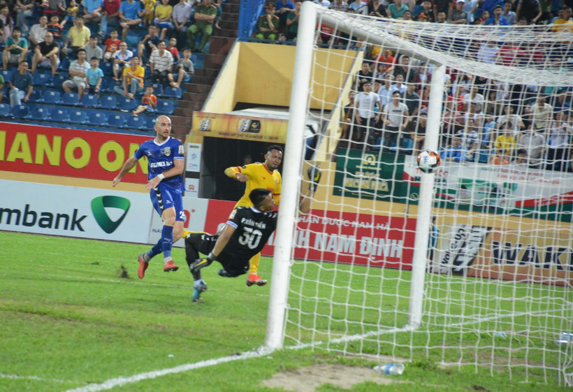 Diego ghi bàn vào lưới Becamex Bình Dương. (Ảnh: Công Luật/TTXVN)