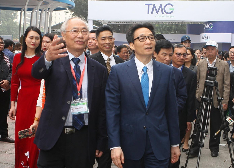 Phó Thủ tướng Vũ Đức Đam cùng đại biểu tham quan các gian hàng hội chợ. (Ảnh: Thanh Tùng/TTXVN)