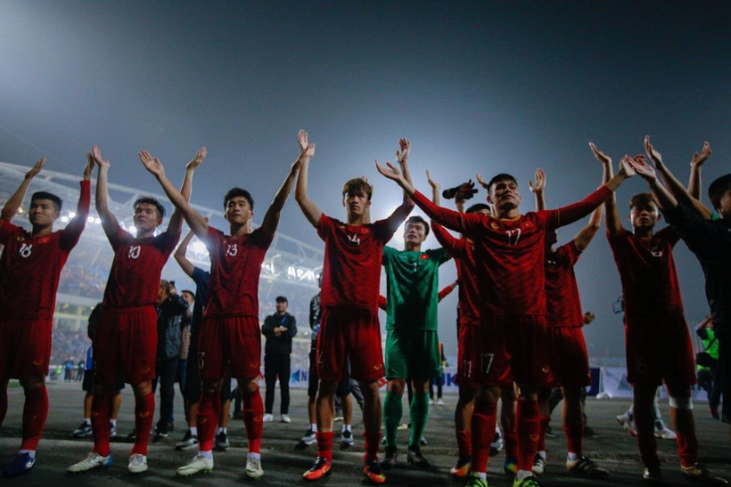 U23 Việt Nam cảm ơn người hâm mộ sau chiến thắng. (Ảnh: Trọng Đạt/TTXVN)