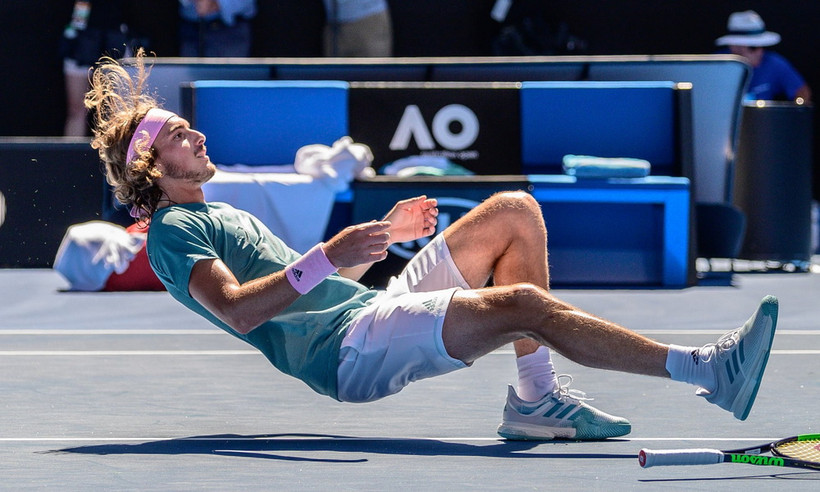 Stefanos Tsitsipas ăn mừng chiến thắng đầy cảm xúc. (Nguồn: Guardian)