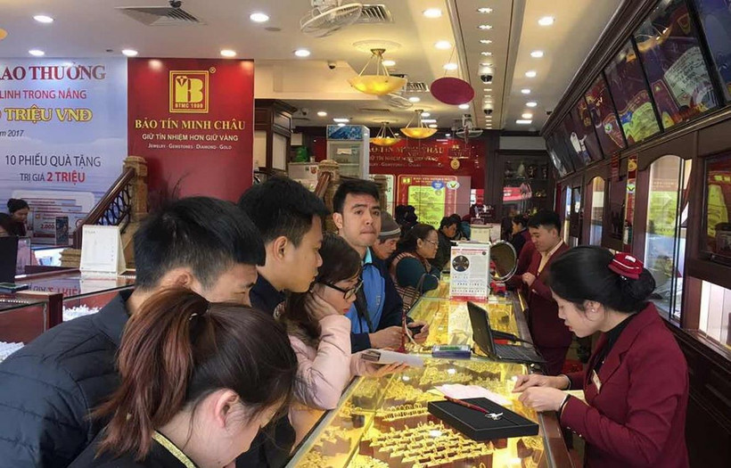 Giao dịch vàng tại Bảo Tín Minh Châu. (Ảnh: CTV/Vietnam+)