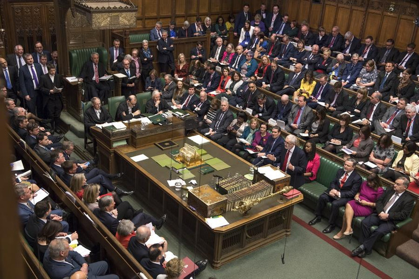 Toàn cảnh cuộc họp Hạ viện Anh ở London ngày 27/2. (Ảnh: THX/TTXVN)