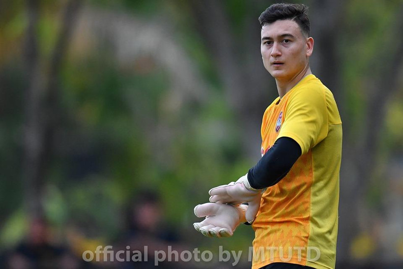 Văn Lâm và đồng đội tiếp tục bại trận.