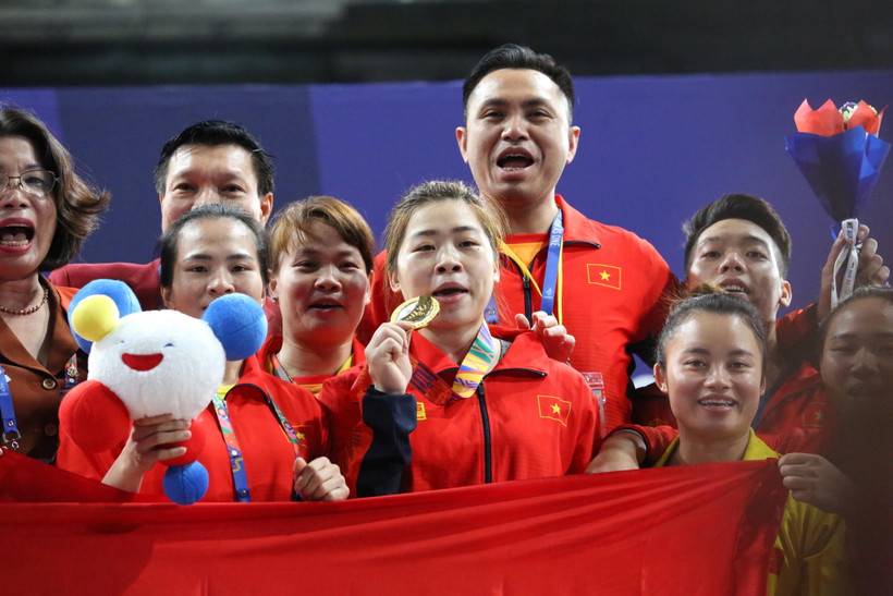 Hoàng Thị Duyên ăn mừng cùng đội tuyển Cử tạ sau khi giành HCV SEA Games 30. (Ảnh: Trần Giáp/Vietnam+)