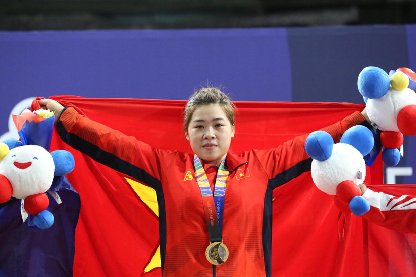 Hoàng Thị Duyên (giữa) giành huy chương vàng Cử tạ ở hạng cân 59kg. (Ảnh: Trần Giáp/Vietnam+)