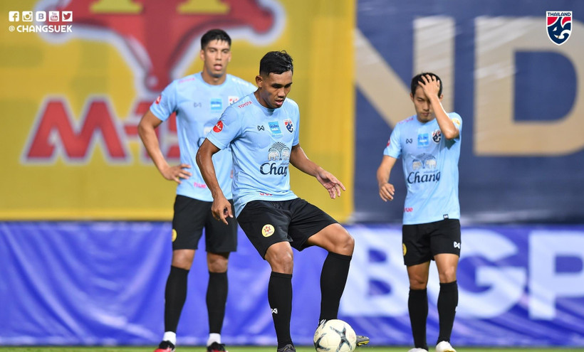 Dangda ra sân ngay từ đầu. (FAThailand)