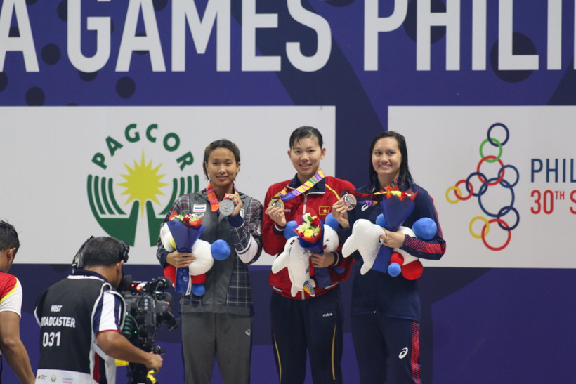 Ánh Viên (giữa) trên bục nhận huy chương. (Ảnh: Vietnam+)