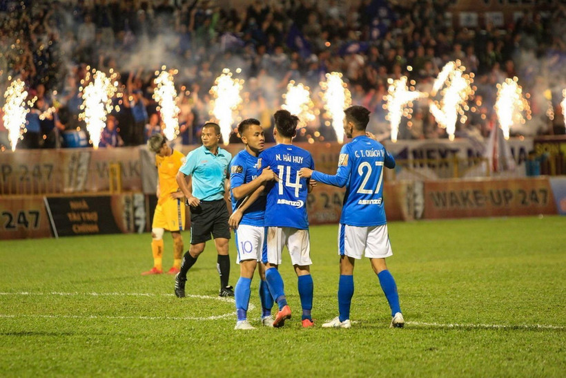  Đồng đội chia vui cùng tiền đạo mang áo số 14 Nguyễn Hải Huy. (Ảnh: Trung Nguyên/TTXVN)