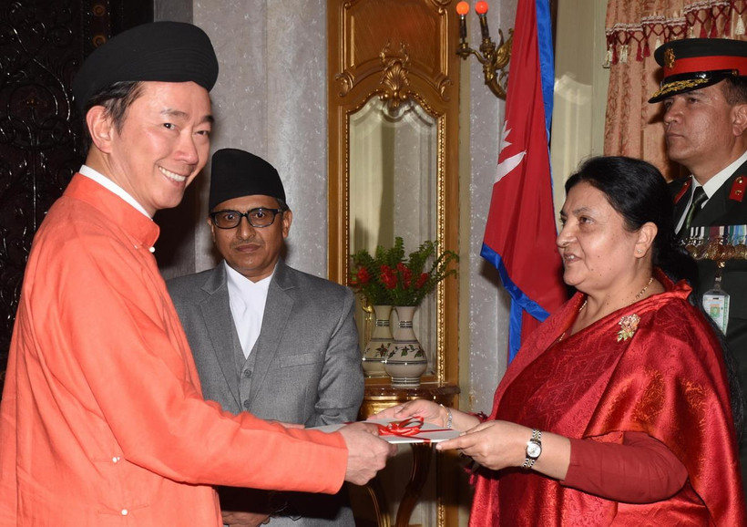 Đại sứ Phạm Sanh Châu trình Quốc thư lên Tổng thống Nepal Bidya Devi Bhandari. (Ảnh: Huy Lê/TTXVN)