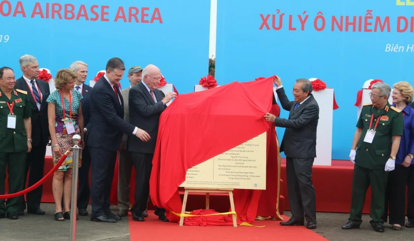 Phó Thủ tướng Thường trực Trương Hòa Bình, Thượng nghị sỹ Patrick Leahy và các đại biểu thực hiện nghi thức khởi động Dự án xử lý ô nhiễm dioxin sân bay Biên Hòa. (Ảnh: Sỹ Tuyên/TTXVN)