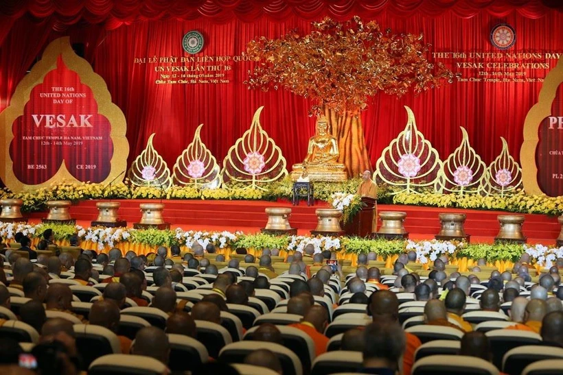 Thượng tọa Thích Đức Thiện, Phó Chủ tịch kiêm Tổng Thư ký Hội đồng Trị sự, Phó Chủ tịch kiêm Tổng Thư ký Ủy ban Tổ chức quốc gia Đại lễ Vesak 2019 đọc Tuyên bố chung Vesak 2019-Tuyên bố Hà Nam. (Ảnh: Dương Giang/TTXVN)