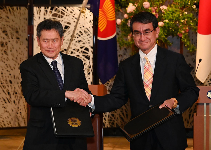 Tổng thư ký ASEAN Lim Jock Hoi và Bộ trưởng Bộ Ngoại giao Nhật Bản Taro Kono tại lễ ký kết. (Ảnh: TTXVN phát)