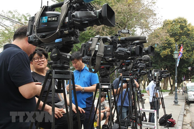 Phóng viên quốc tế có mặt trước cổng Nhà khách Chính Phủ, trên phố Lê Thạch, Hoàn Kiếm, Hà Nội. (Ảnh: Lâm Khánh/TTXVN)