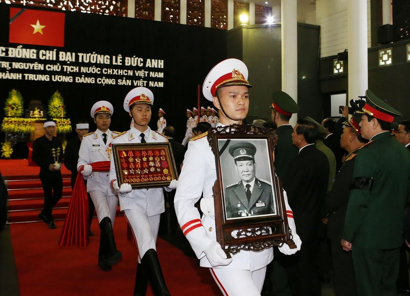 Đội nghi lễ chuyển di ảnh, gối huân, huy chương của nguyên Chủ tịch nước, Đại tướng Lê Đức Anh ra xe tang. (Ảnh: Trọng Đức/TTXVN)