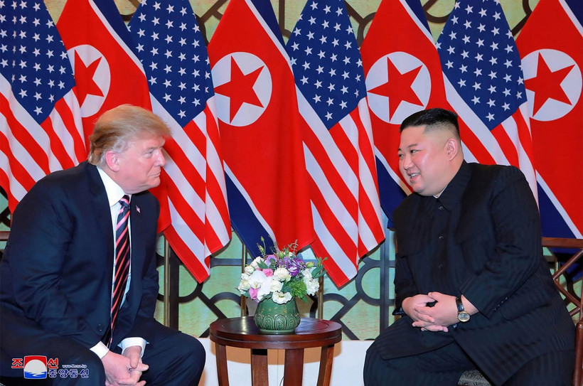 Tổng thống Mỹ Donald Trump (trái) trong cuộc gặp Chủ tịch Triều Tiên Kim Jong-un. (Ảnh: AFP/TTXVN)