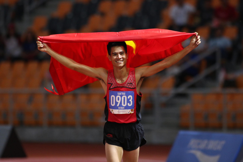 Dương Văn Thái bảo vệ thành công HCV nội dung chạy 1.500m. (Ảnh: Vietnam+)