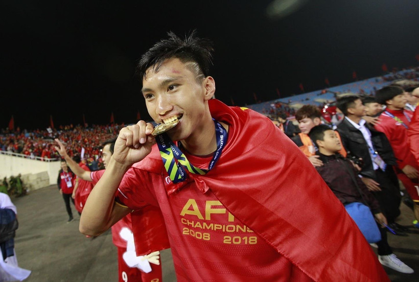 Hậu vệ Đoàn Văn Hậu ăn mừng chức vô địch AFF Suzuki Cup 2018. (Ảnh: Trọng Đạt/TTXVN)