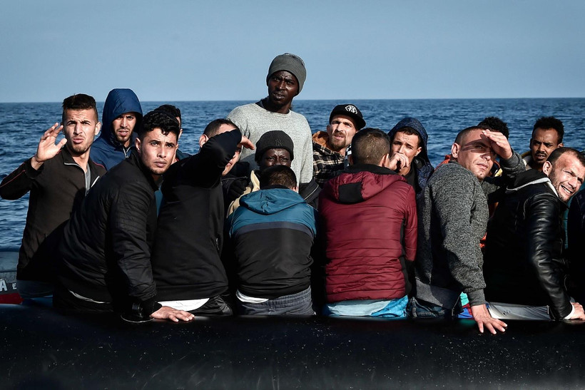 Người di cư chờ được cứu trên biển ngoài khơi Libya, ngày 12/5/2018. (Ảnh: AFP/TTXVN)