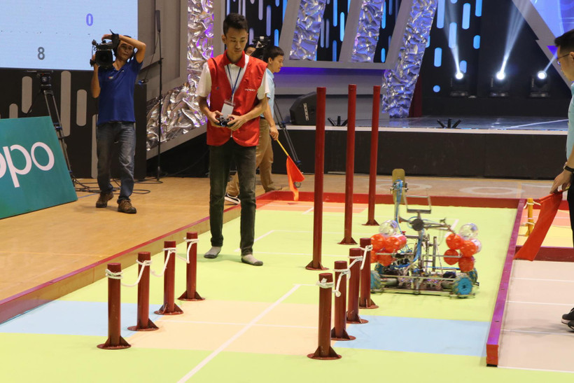 Đội thi Phenikaa-2 (Đại học Phenikaa) trong phần thi với Đội Sao Đỏ An Phát (Đại học Sao Đỏ). (Ảnh: Mạnh Minh/TTXVN)