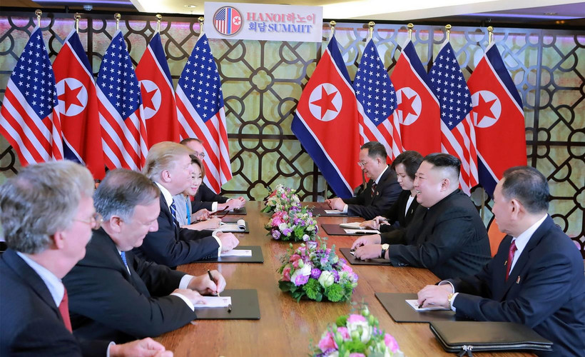 Tổng thống Mỹ Donald Trump (thứ 3, trái) và Chủ tịch Triều Tiên Kim Jong-un trong cuộc gặp tại Hội nghị thượng đỉnh Mỹ-Triều lần hai tại Hà Nội. (Ảnh: AFP/TTXVN)