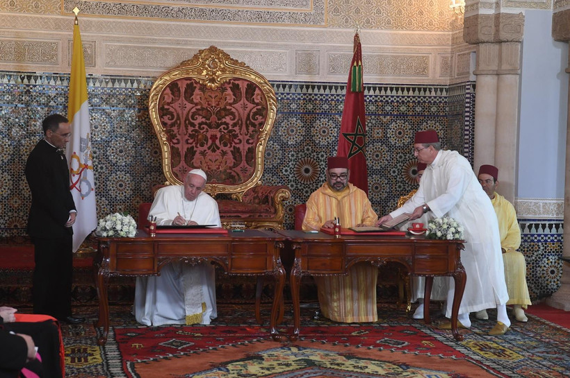 Quốc vương Maroc Mohammed VI và Giáo Hoàng Francis tại lễ ký ở Rabat, Maroc ngày 30/3. (Ảnh: AFP/TTXVN)
